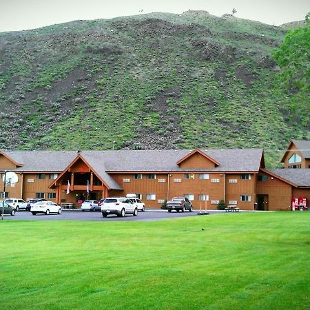 Yellowstone Village Inn And Suites Gardiner Dış mekan fotoğraf