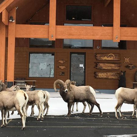 Yellowstone Village Inn And Suites Gardiner Dış mekan fotoğraf