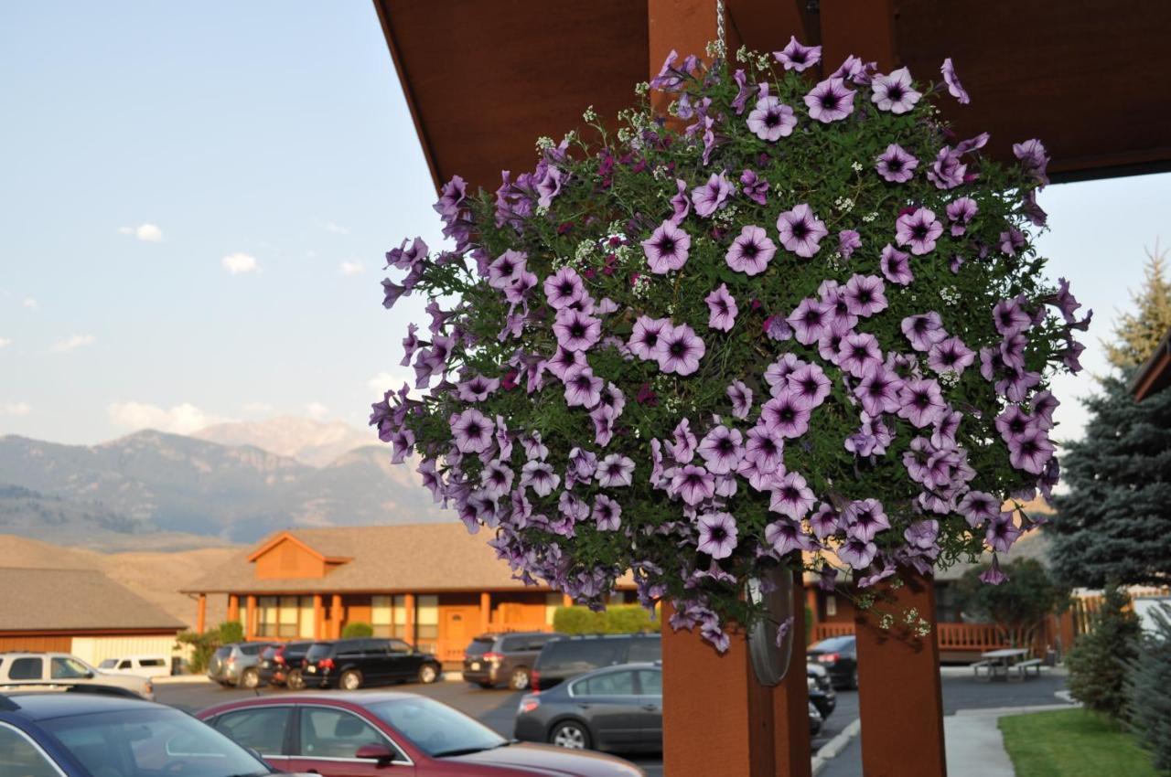 Yellowstone Village Inn And Suites Gardiner Dış mekan fotoğraf