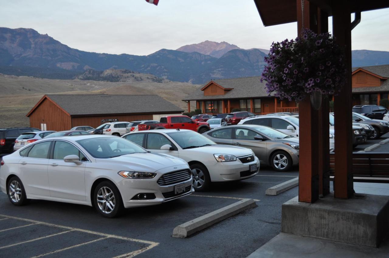 Yellowstone Village Inn And Suites Gardiner Dış mekan fotoğraf
