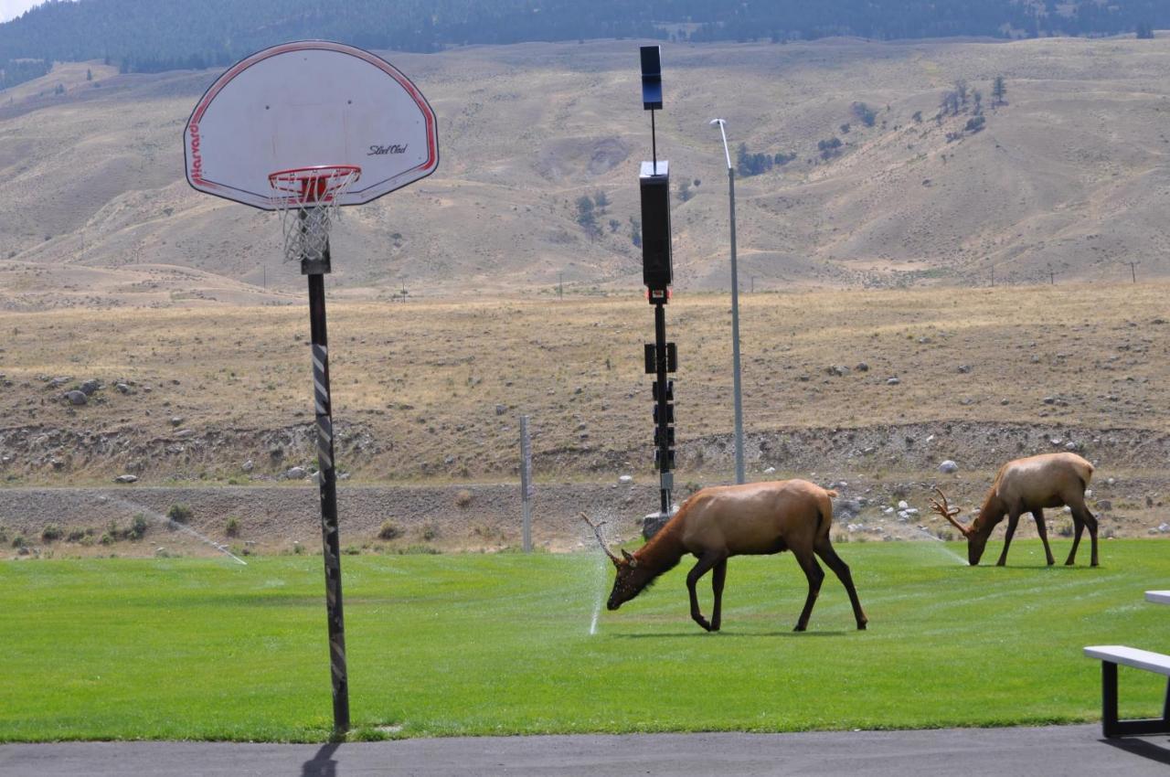 Yellowstone Village Inn And Suites Gardiner Dış mekan fotoğraf
