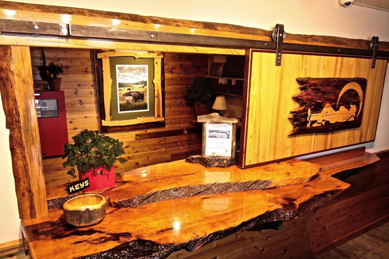 Yellowstone Village Inn And Suites Gardiner Dış mekan fotoğraf