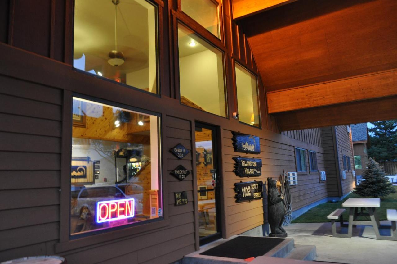 Yellowstone Village Inn And Suites Gardiner Dış mekan fotoğraf