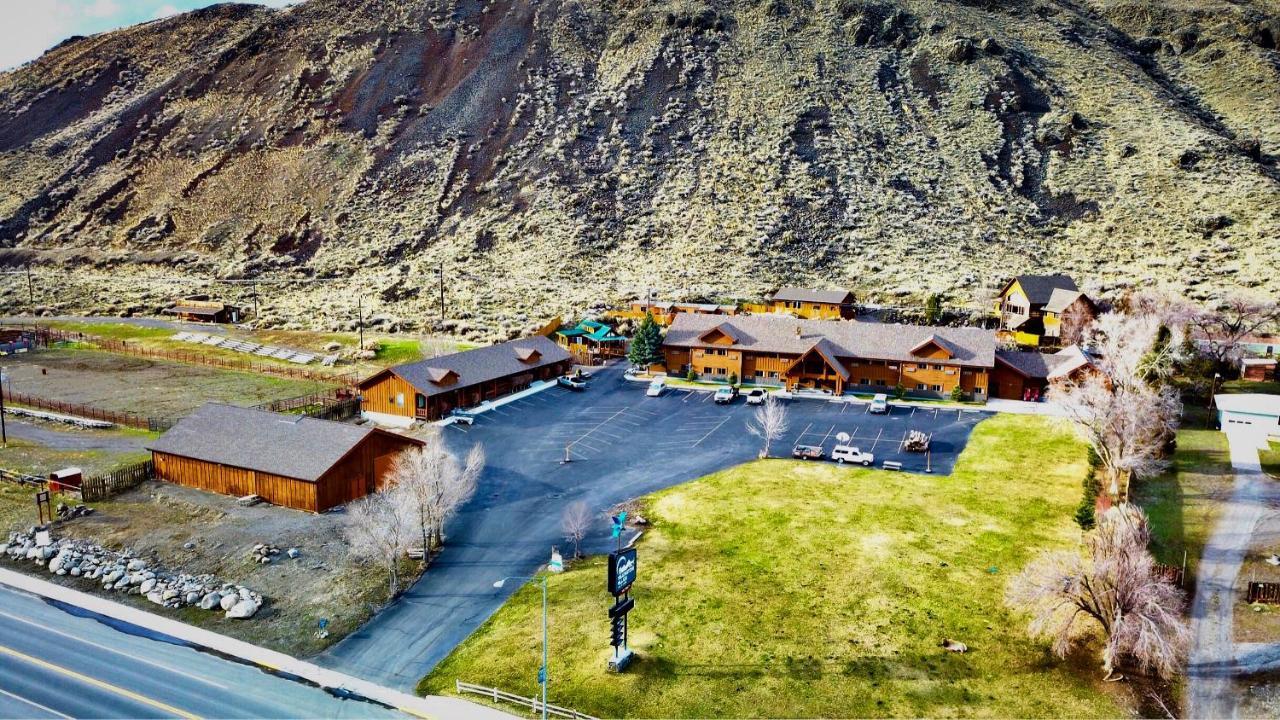 Yellowstone Village Inn And Suites Gardiner Dış mekan fotoğraf