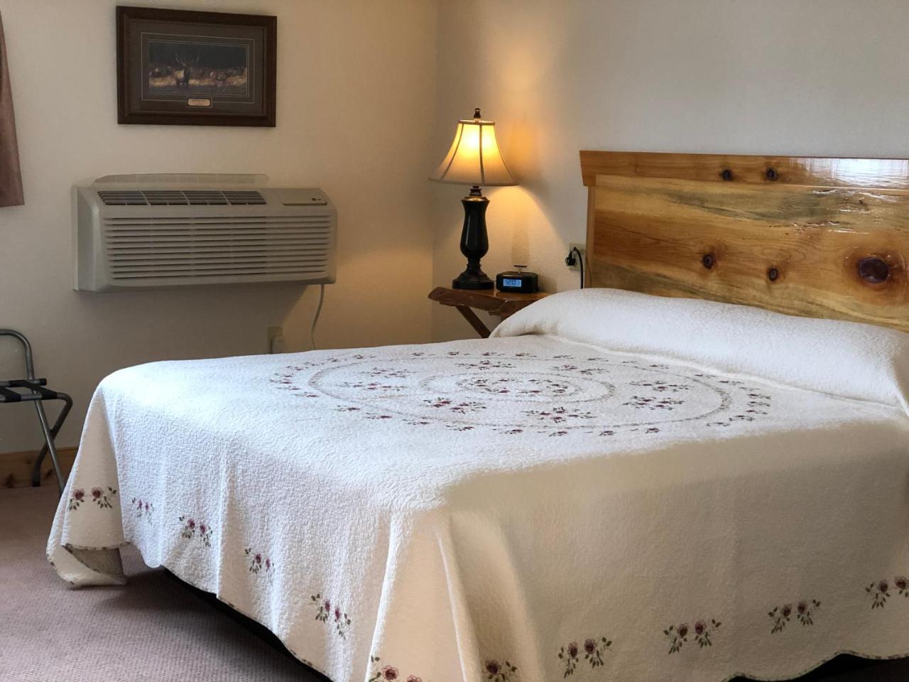 Yellowstone Village Inn And Suites Gardiner Dış mekan fotoğraf