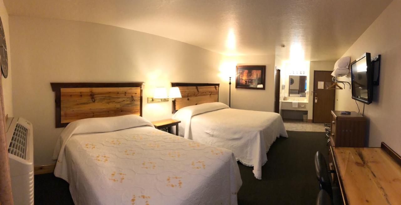 Yellowstone Village Inn And Suites Gardiner Dış mekan fotoğraf