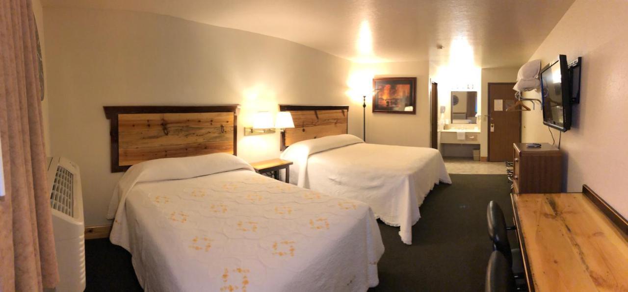 Yellowstone Village Inn And Suites Gardiner Dış mekan fotoğraf