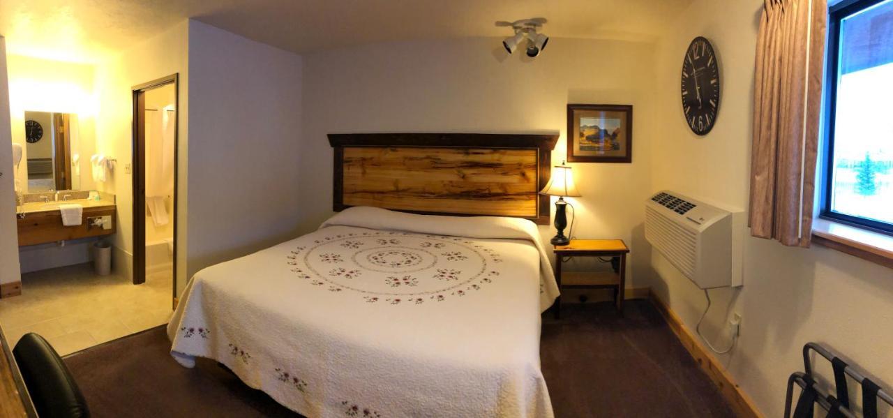 Yellowstone Village Inn And Suites Gardiner Dış mekan fotoğraf