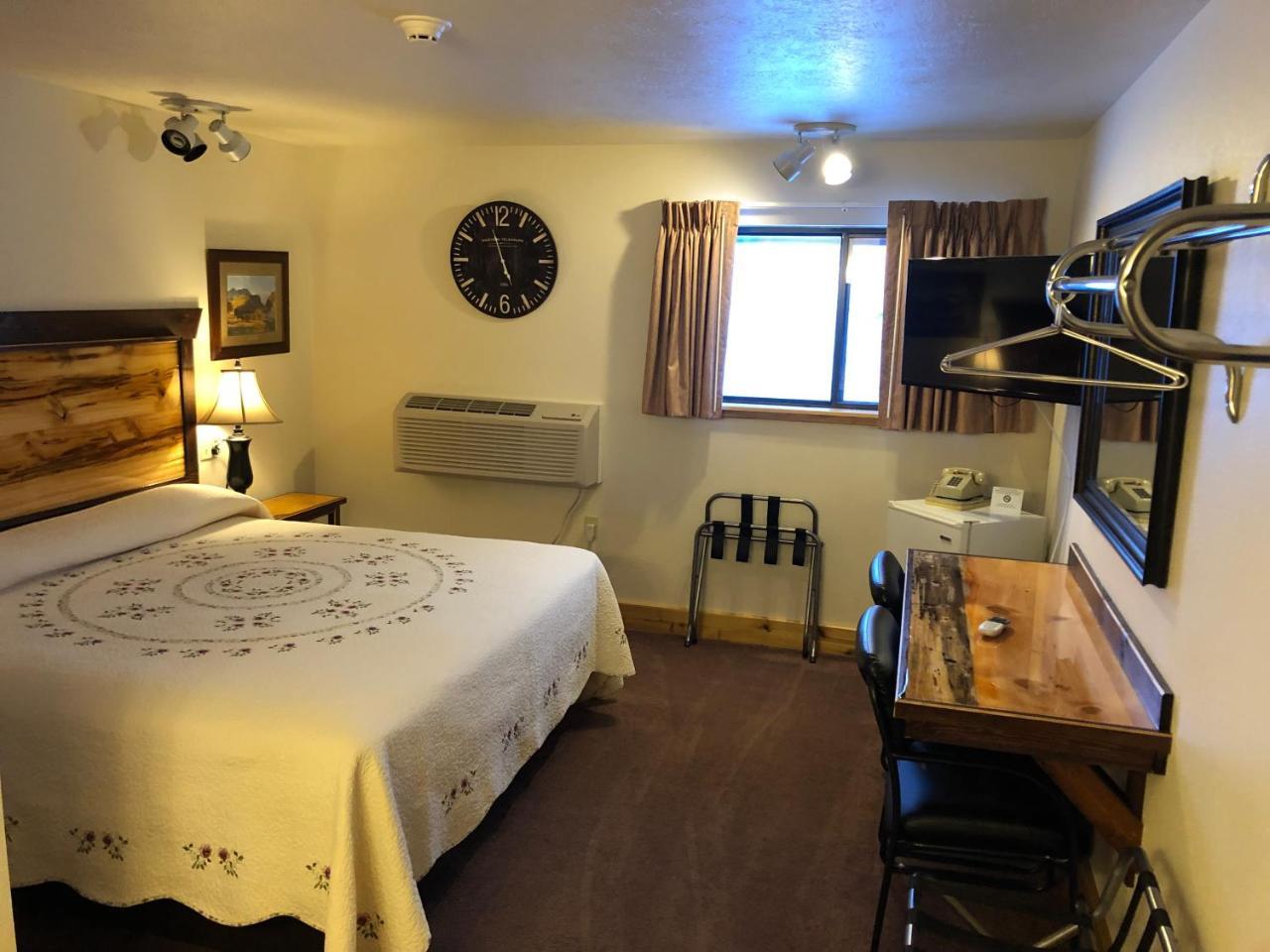 Yellowstone Village Inn And Suites Gardiner Dış mekan fotoğraf