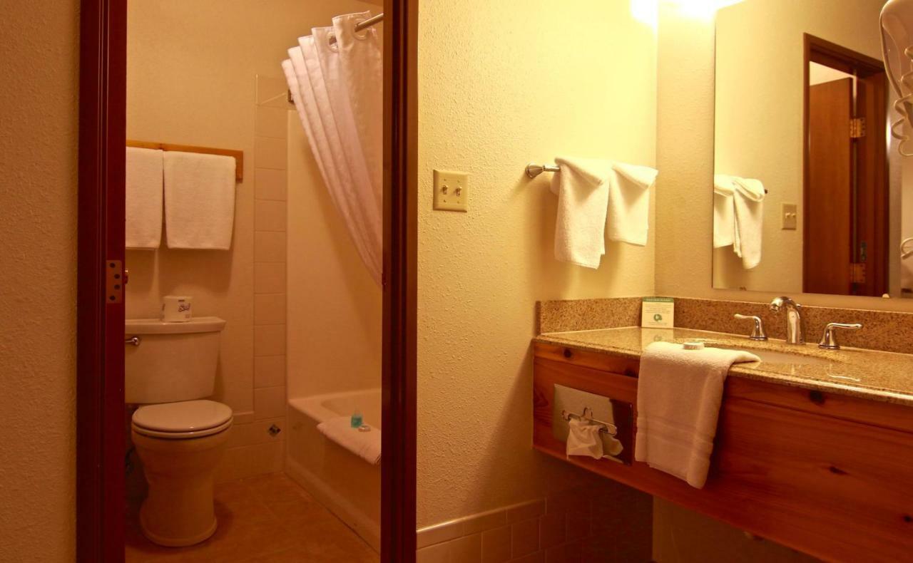 Yellowstone Village Inn And Suites Gardiner Dış mekan fotoğraf