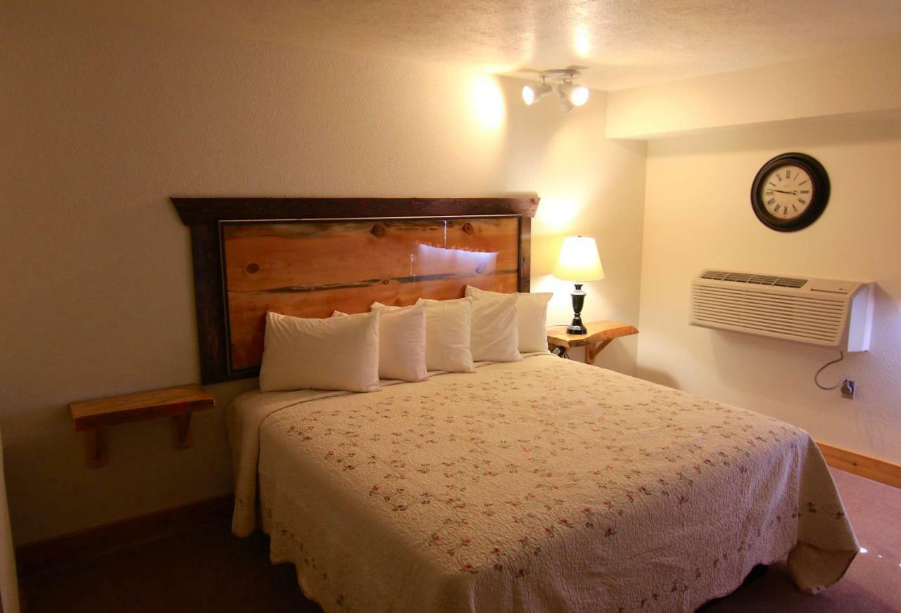Yellowstone Village Inn And Suites Gardiner Dış mekan fotoğraf
