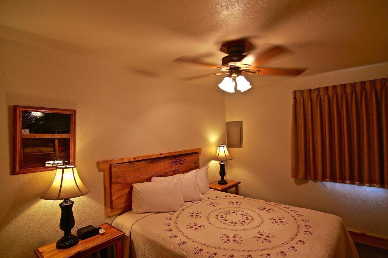 Yellowstone Village Inn And Suites Gardiner Dış mekan fotoğraf